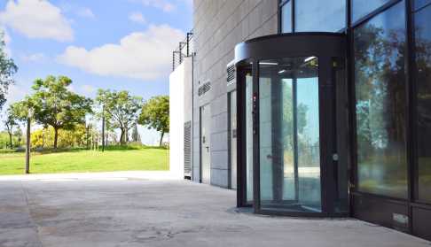 The Cometa security portals are a reliable option for serverhalls, embassies  and other high risk buildings. Co146 can be adapted with security accessories like bullet-proof glass, RFID-sensor and tailgating system.