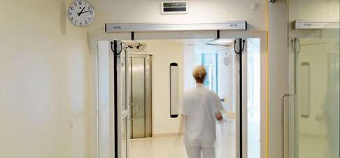 Exempel på FAAC automatiska slagdörrar på Malmö sjukhus.
