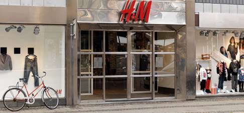 Bild på FAAC skjutdörrar hos H&M i Malmö.